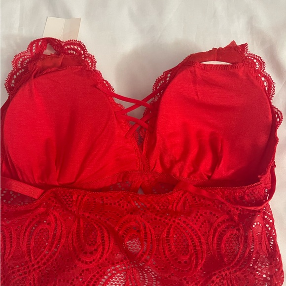 Red scalloped trims removable pads crisscross front Vneck lace bralette - Picture 6 of 10